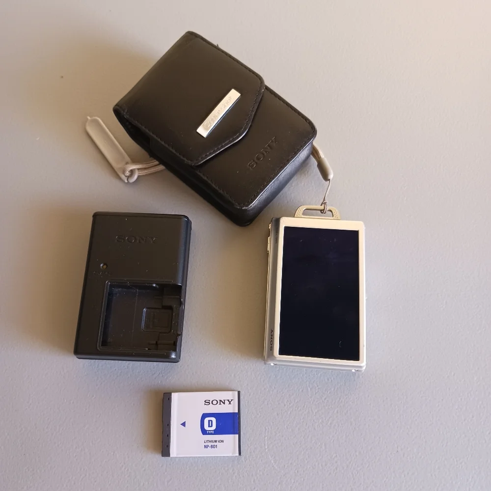 Camera Sony Cybershot  Silver Like New 8.1 Mega Pixels